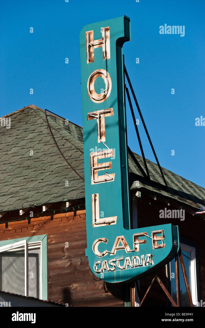 Alte Vintage Leuchtreklame Werbung Historisches Hotel Cafe Cascadia In Skykomish Eine Alte Eisenbahnstadt Im Us Bundesstaat Washington Stockfotografie Alamy