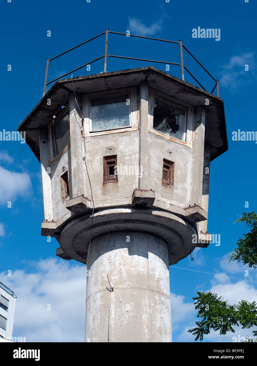 Original verbleibenden Wache Wachturm aus der ehemaligen Berliner Mauer nahe dem Potsdamer Platz in Berlin Stockfoto