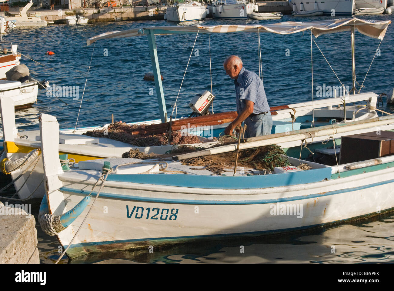 Kroatien Privč Insel Privč-Luka Hrvartska Fernsehreihe, bringt Fischer kleines Boot am Kai, weißes Boot blau trim Stockfoto