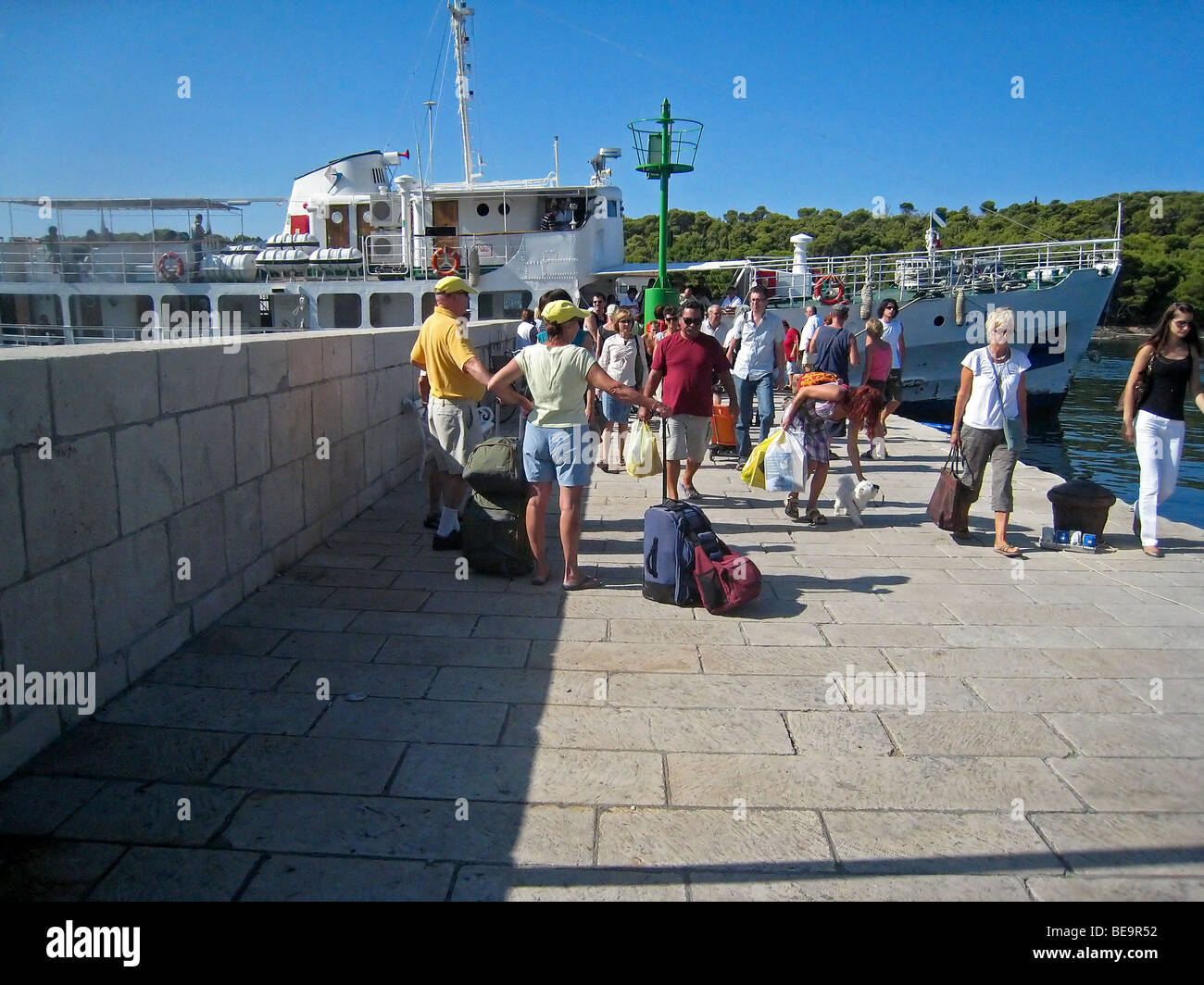 Kroatien; Hrvartska; Fernsehreihe; Šibenik-Knin, Privč Island, Privč Luka, warten andere Passagier der Fähre aussteigen, auf Stockfoto