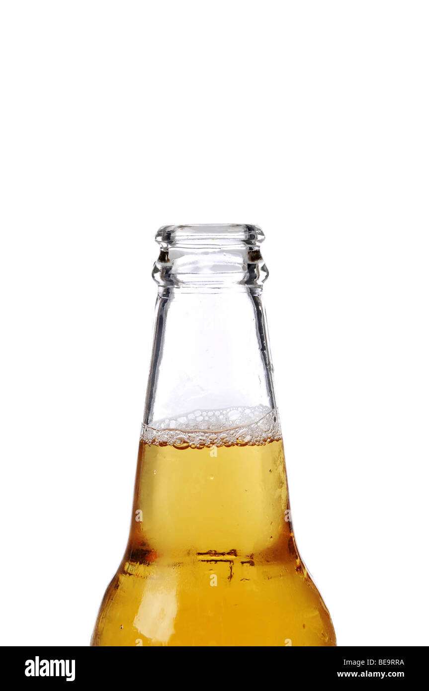 Bierflasche hautnah vor einem weißen Hintergrund isoliert Stockfoto