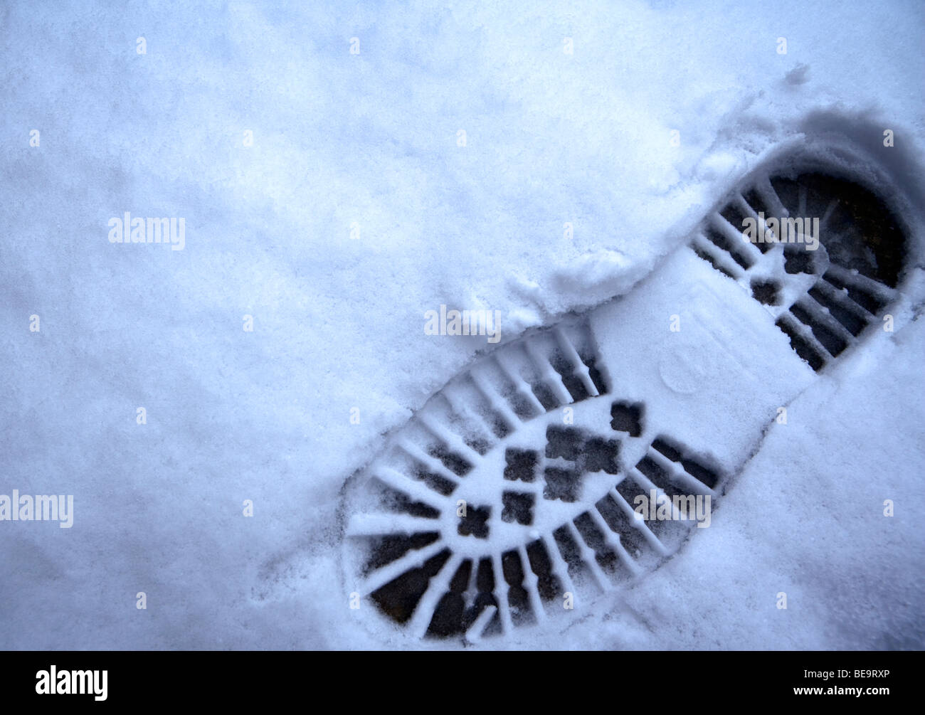 Konzeptbild Stiefelabdruck im Schnee Stockfoto