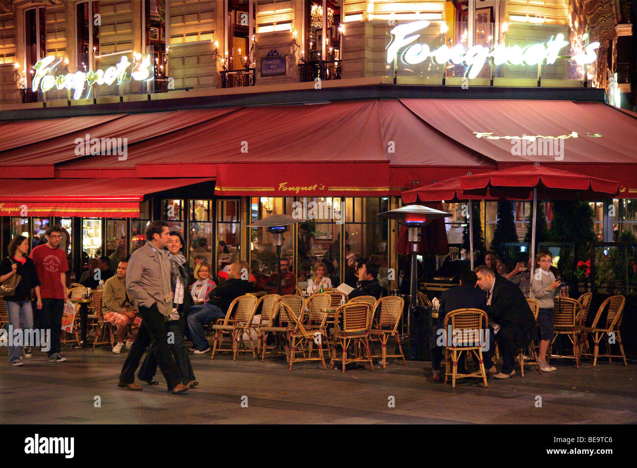 Restaurants auf der Champs-Élysées in Paris, Frankreich Stockfoto