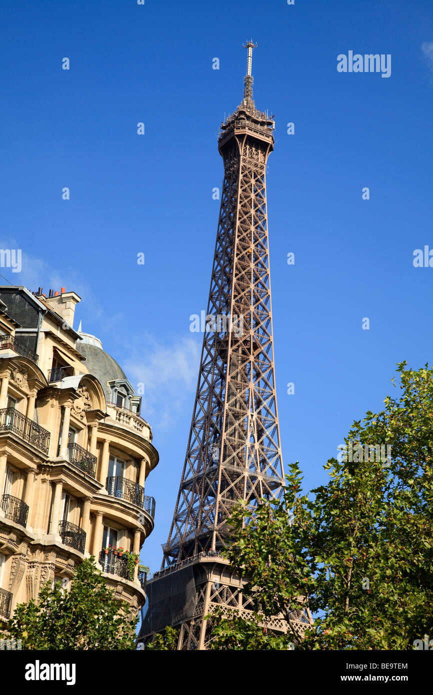 Eiffelturm und Luxus-Appartements in Paris, Frankreich Stockfoto