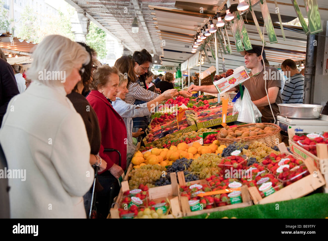 Straßenmarkt in Paris in der Nähe des Eiffelturms. Stockfoto