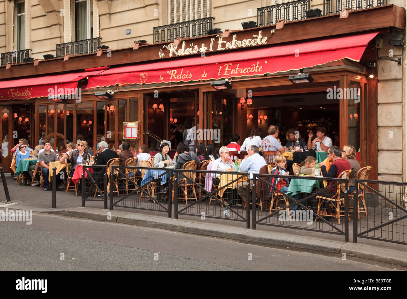 French Cafe in Paris in der Nähe von St. Michelle. Stockfoto