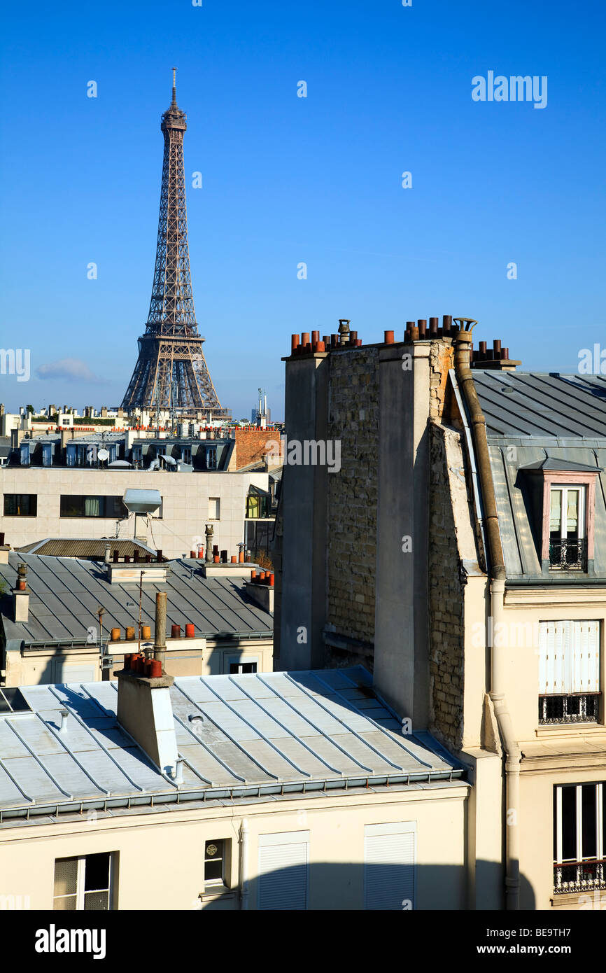 Eiffelturm über Dächern in Paris Stockfoto