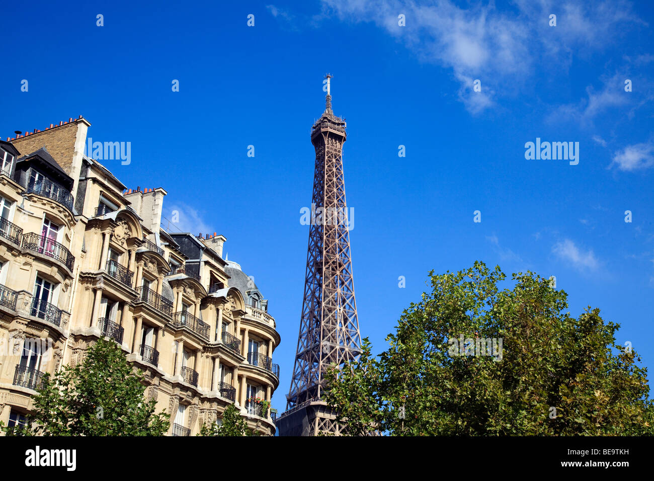Eiffelturm und Luxusapartments in Paris Frankreich Stockfoto