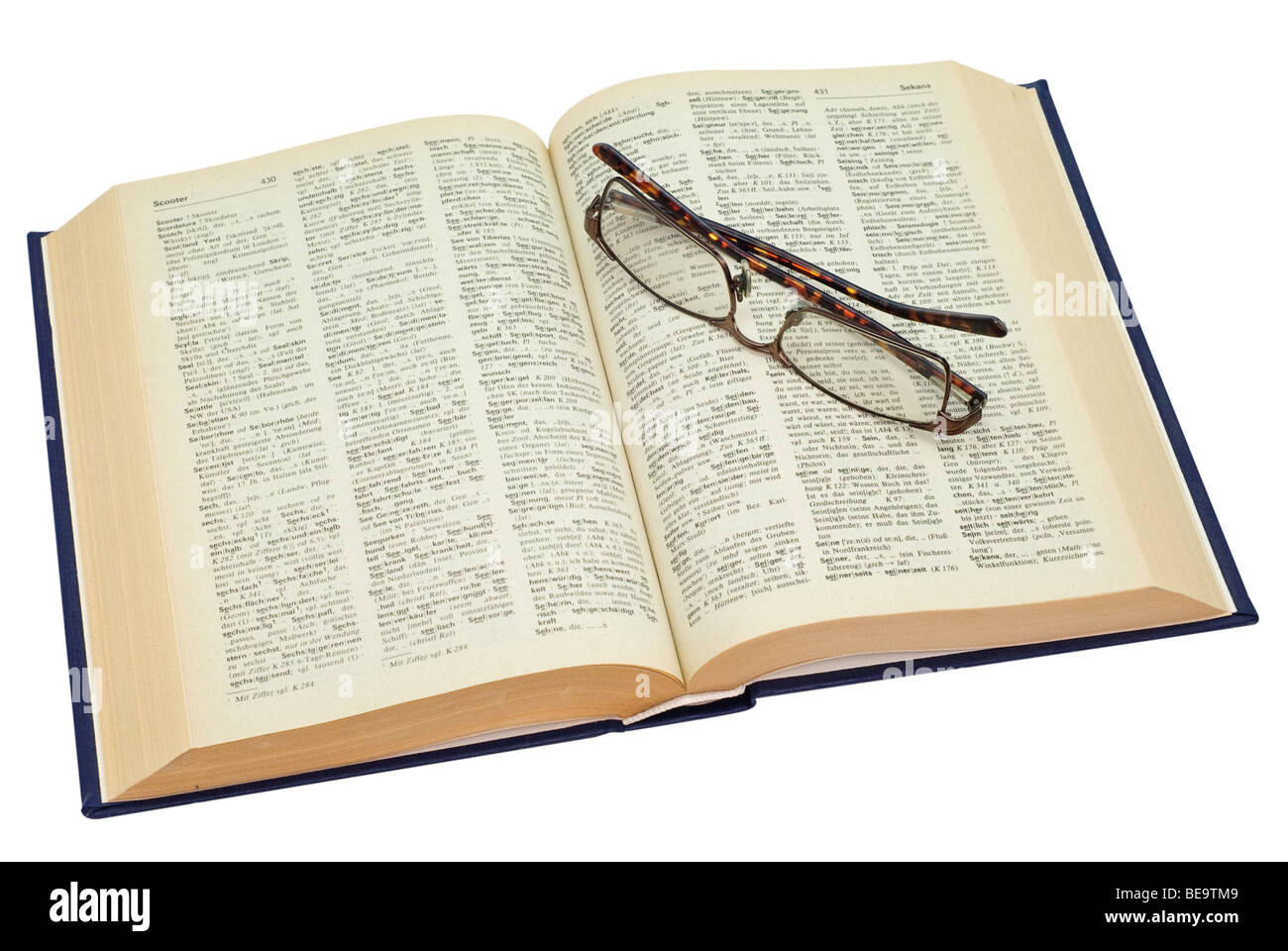 vergilbtes altes Buch zu öffnen, mit Brille, mit Beschneidungspfad gespeichert Stockfoto