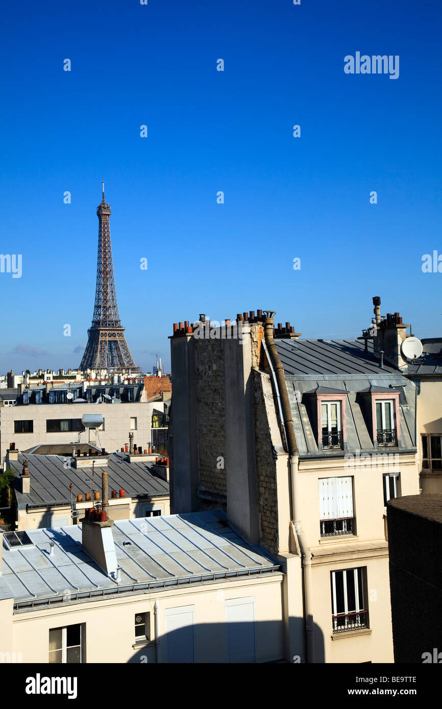 Eiffelturm über Dächern in Paris Stockfoto