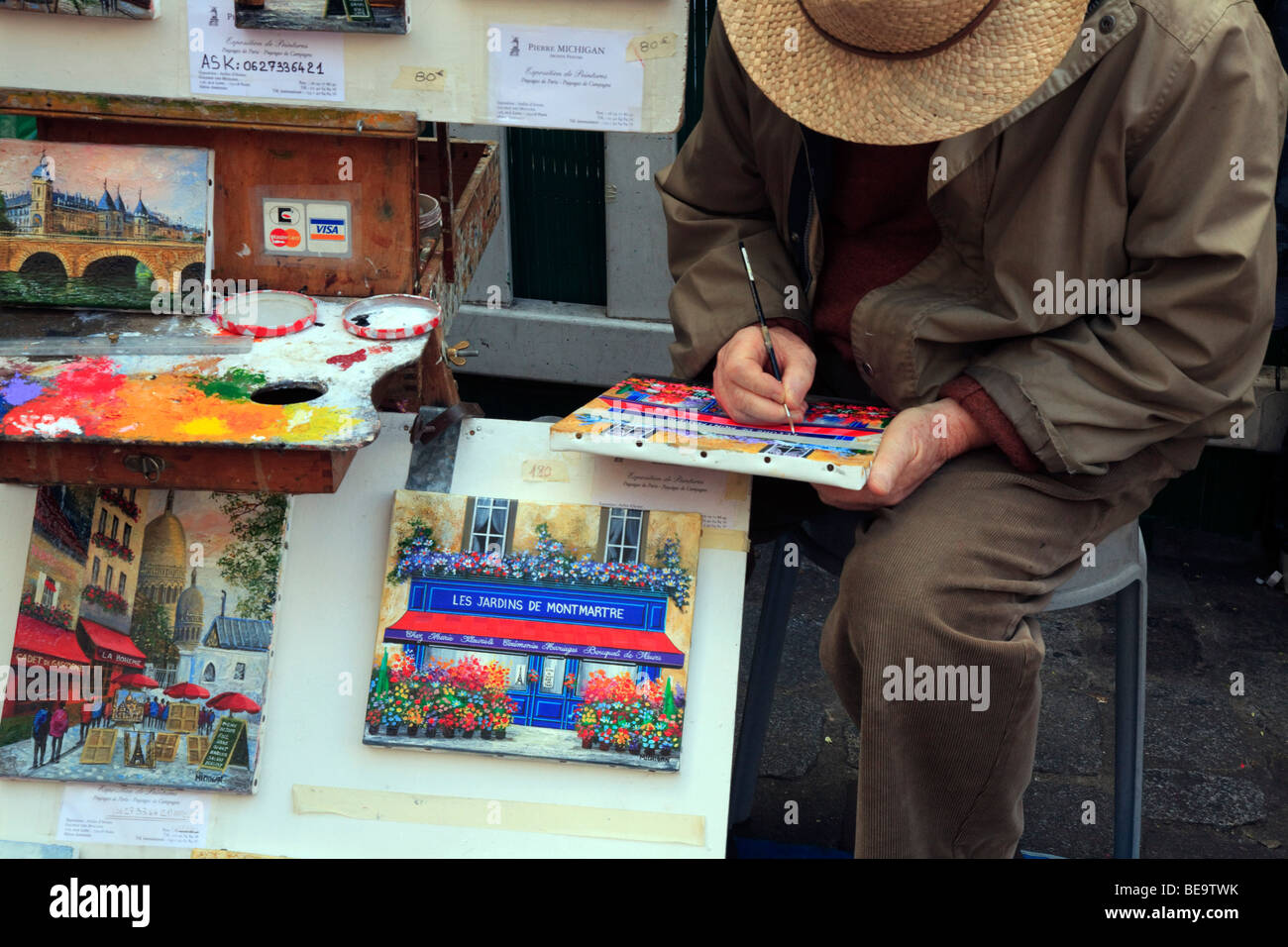 Künstler und Gemälde in Montmartre in Paris. Stockfoto