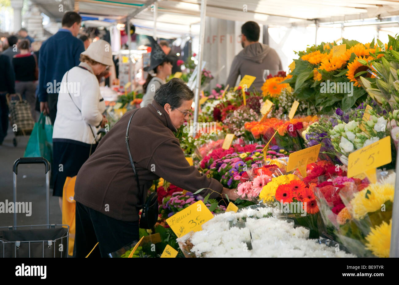 Straßenmarkt in Paris Stockfoto