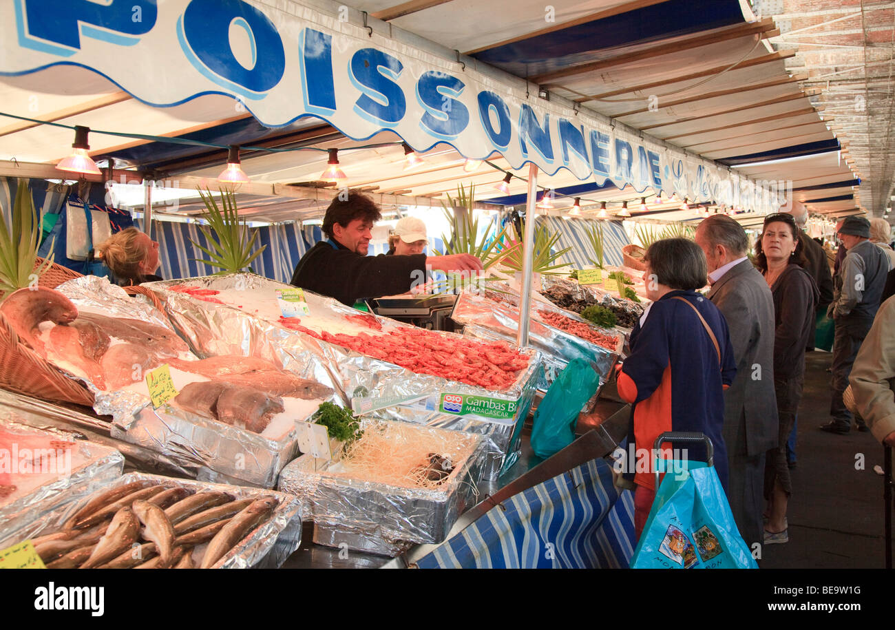 Straßenmarkt in Paris, frische Muscheln zu verkaufen. Stockfoto