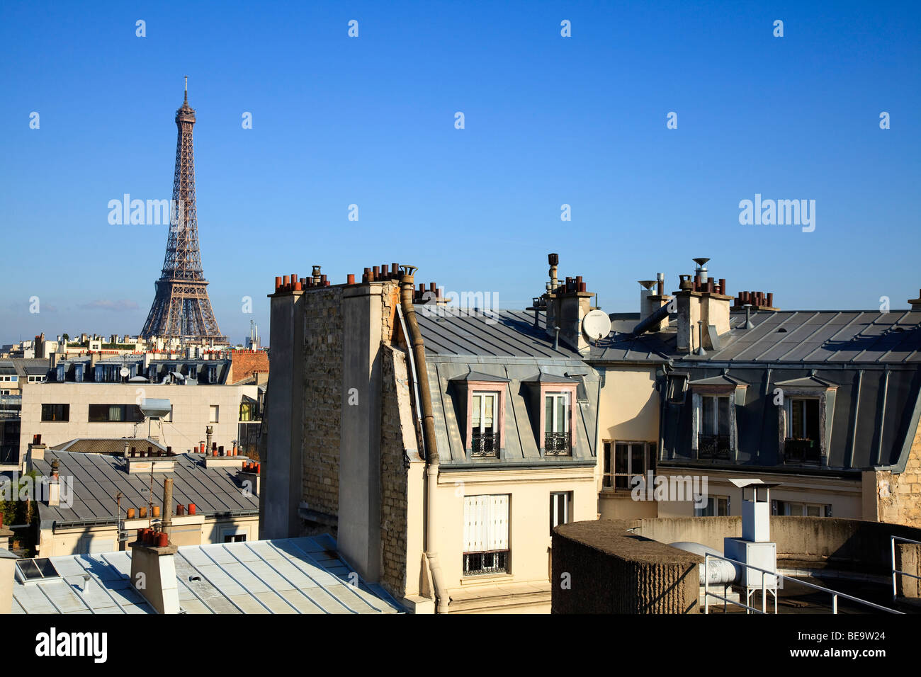 Eiffelturm über Dächern in Paris, Frankreich Stockfoto