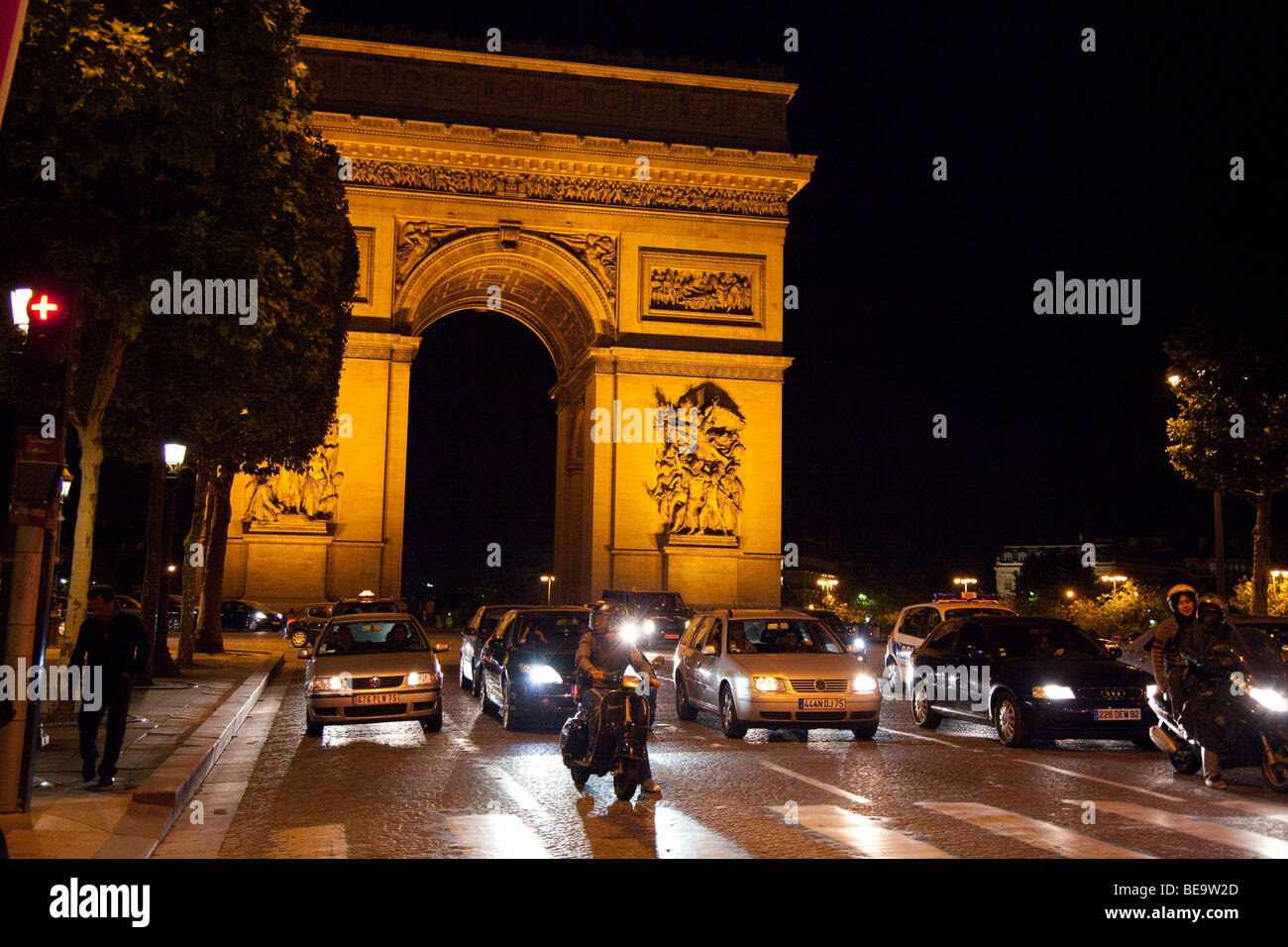 Arc de Triomphe und den Champs-Elysees in der Nacht in Paris. Stockfoto