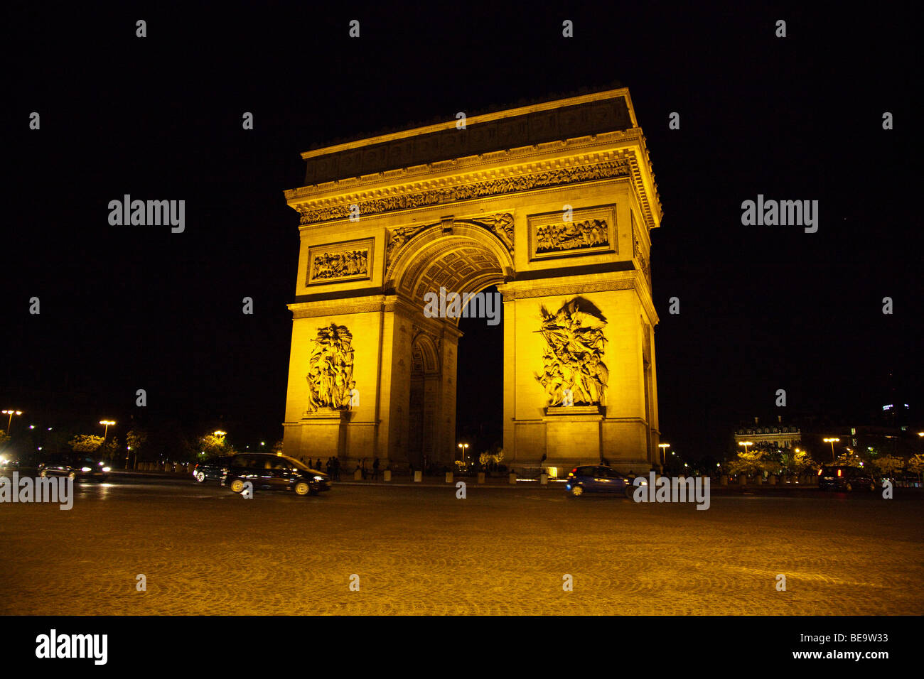 Arc de Triomphe nachts in Paris. Stockfoto