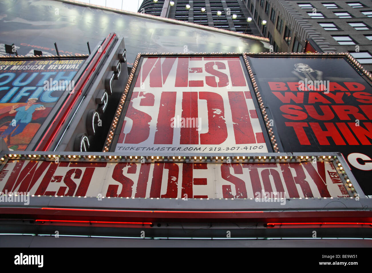 Nahaufnahme von einem Brett für die "West Side Story" Broadway-Show über dem Eingang des Palace Theatre, Broadway, New York. Stockfoto