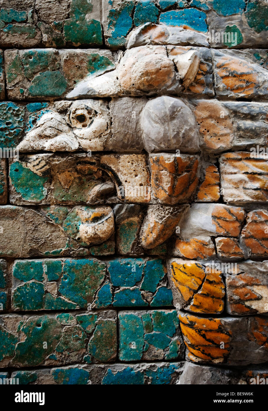 Lion Mosaik an Wand der Prozessionsstraße im Pergamonmuseum auf der Museumsinsel in Berlin Deutschland Stockfoto