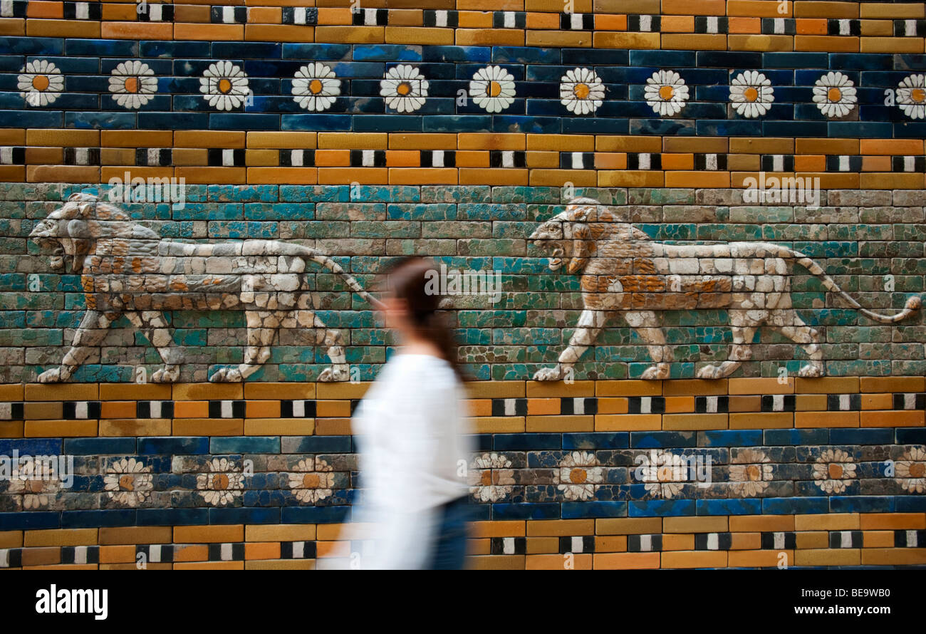 Lion Mosaik an Wand der Prozessionsstraße im Pergamonmuseum auf der Museumsinsel in Berlin Deutschland Stockfoto