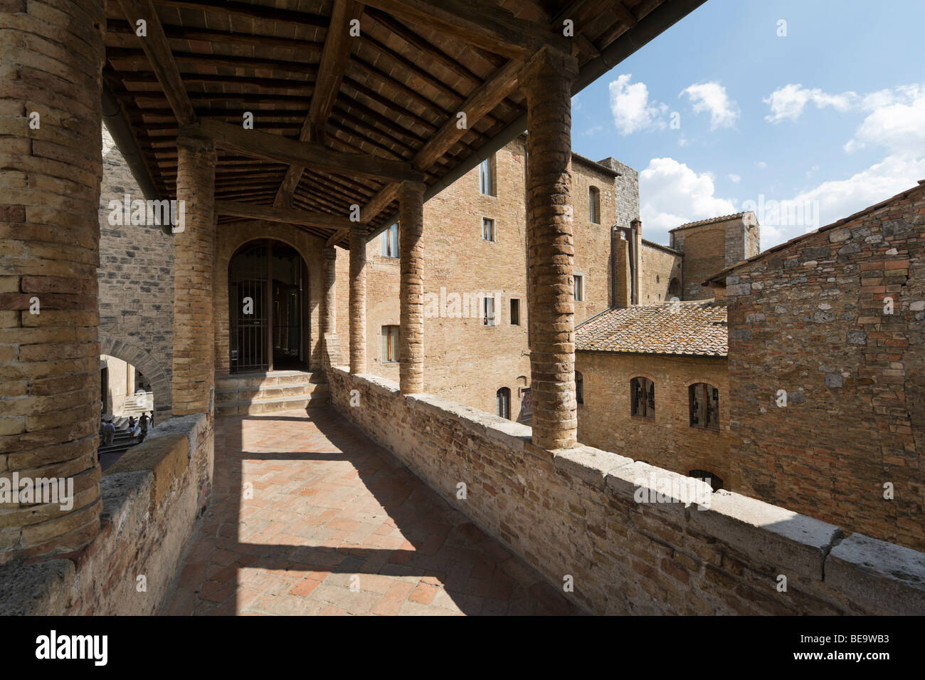 Obere Balkon im Palazzo del Popolo (oder Palazzo Comunale), San Gimignano, Toskana, Italien Stockfoto