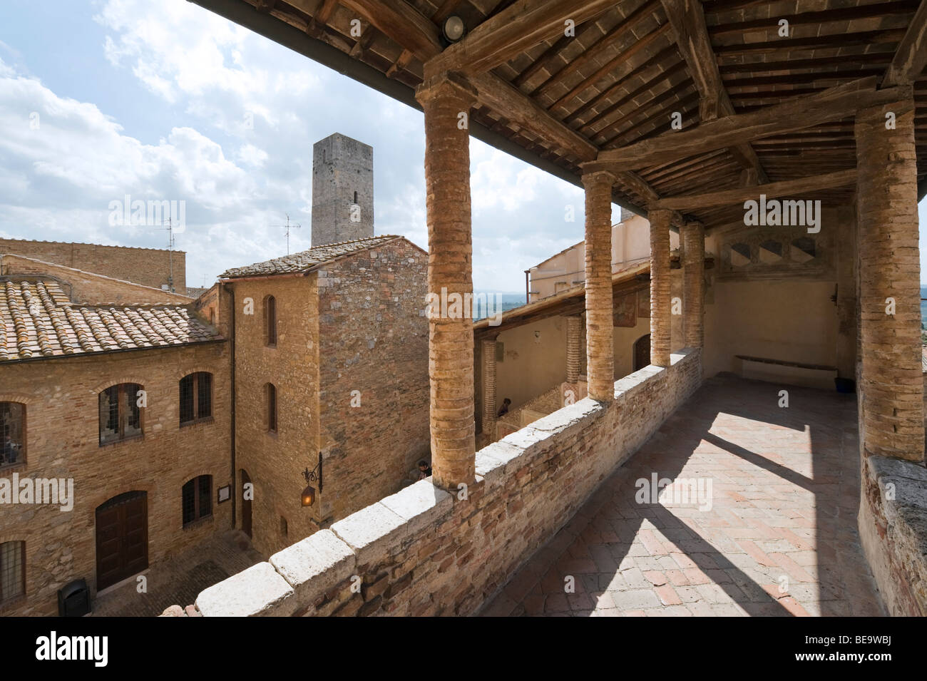 Obere Balkon im Palazzo del Popolo (oder Palazzo Comunale), San Gimignano, Toskana, Italien Stockfoto