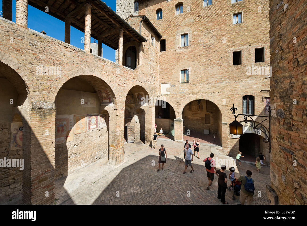 Der Hof im Palazzo del Popolo (oder Palazzo Comunale), San Gimignano, Toskana, Italien Stockfoto