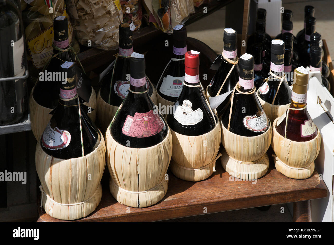 Shop Verkauf Chianti-Wein in traditionellen Flaschen (Fiaschi), die Altstadt, San Gimignano, Toskana, Italien Stockfoto