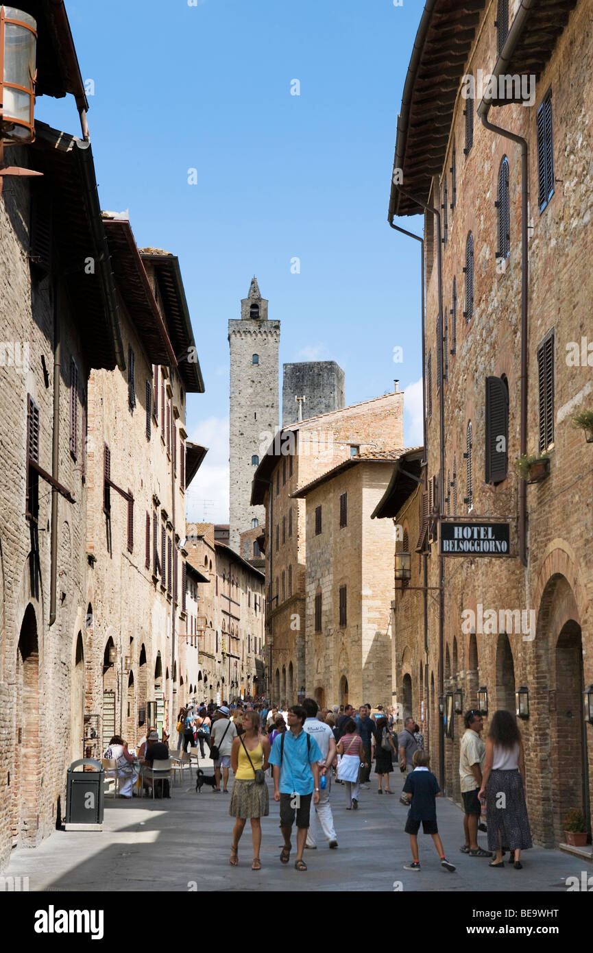 Via San Giovanni mit Blick auf den Torre Grossa, San Gimignano, Toskana, Italien Stockfoto