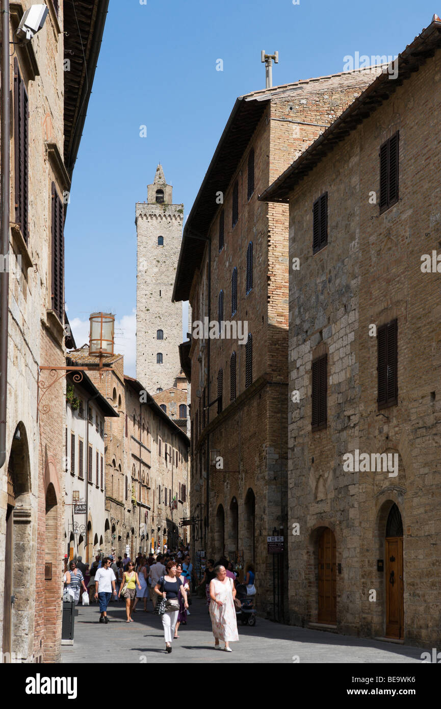 Via San Giovanni mit Blick auf den Torre Grossa, San Gimignano, Toskana, Italien Stockfoto