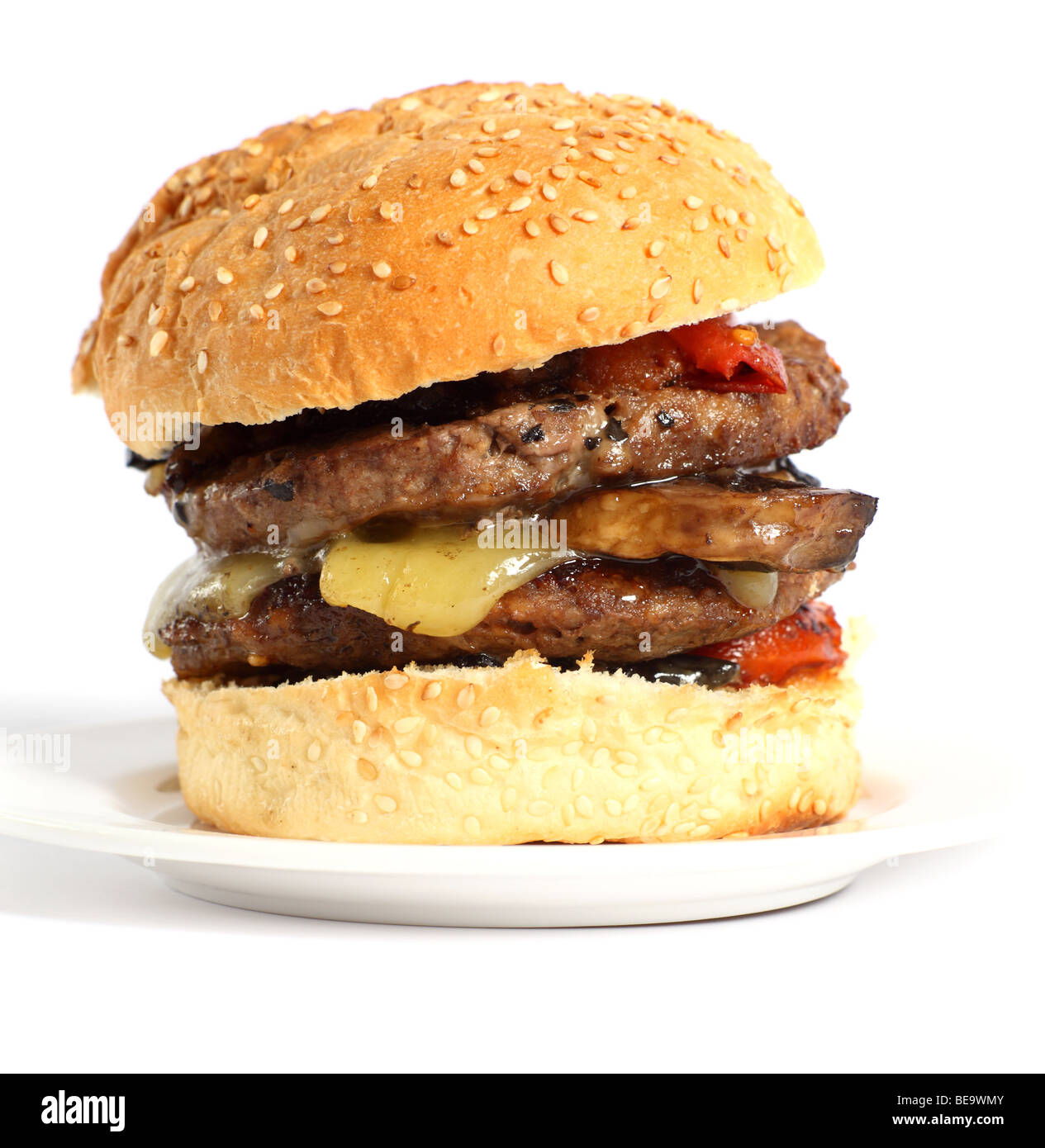 Ein Pilz Burger mit gebratenen Tomaten und Cheddar-Käse Stockfoto