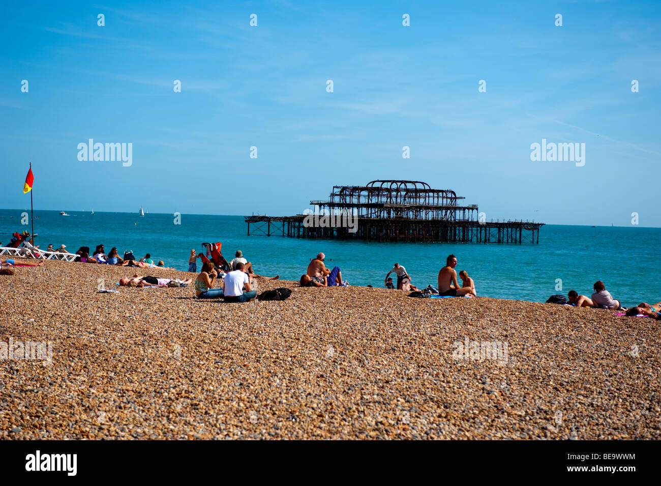 Brighton Pier an einem sonnigen Tag mit Menschen im Vordergrund Stockfoto