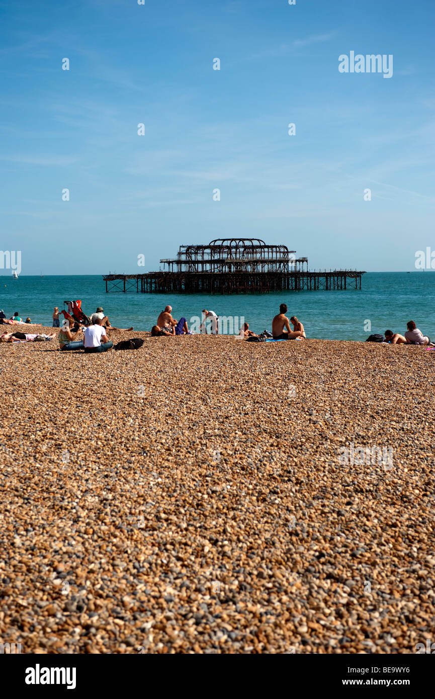 Brighton Pier an einem sonnigen Tag mit Menschen im Vordergrund Stockfoto