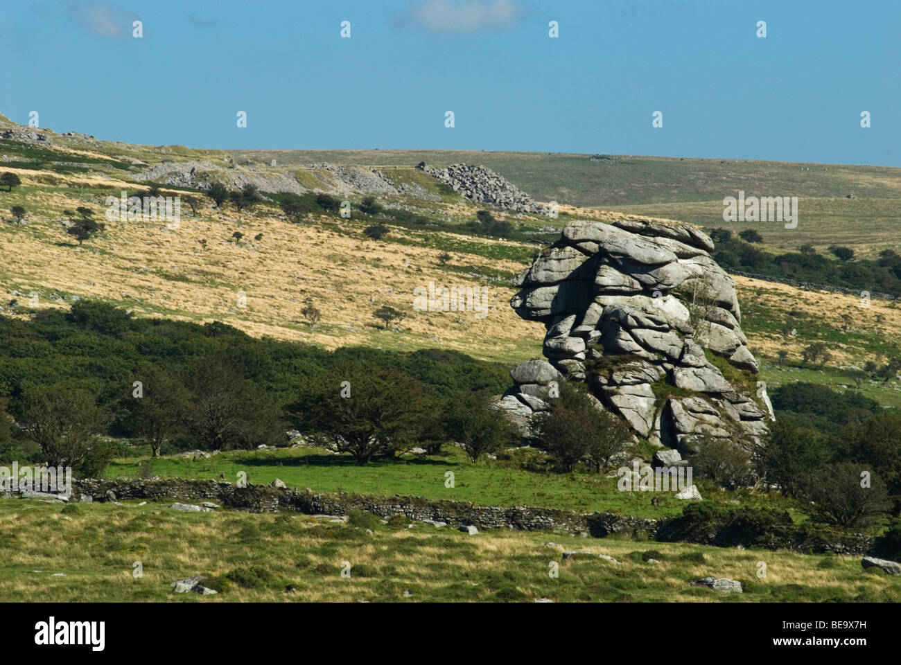 Vixen Tor auf Dartmoor ergriffen, um die "Sphinx" wie Form mit Steinbruch zeigen verderben Haufen hinter Stockfoto