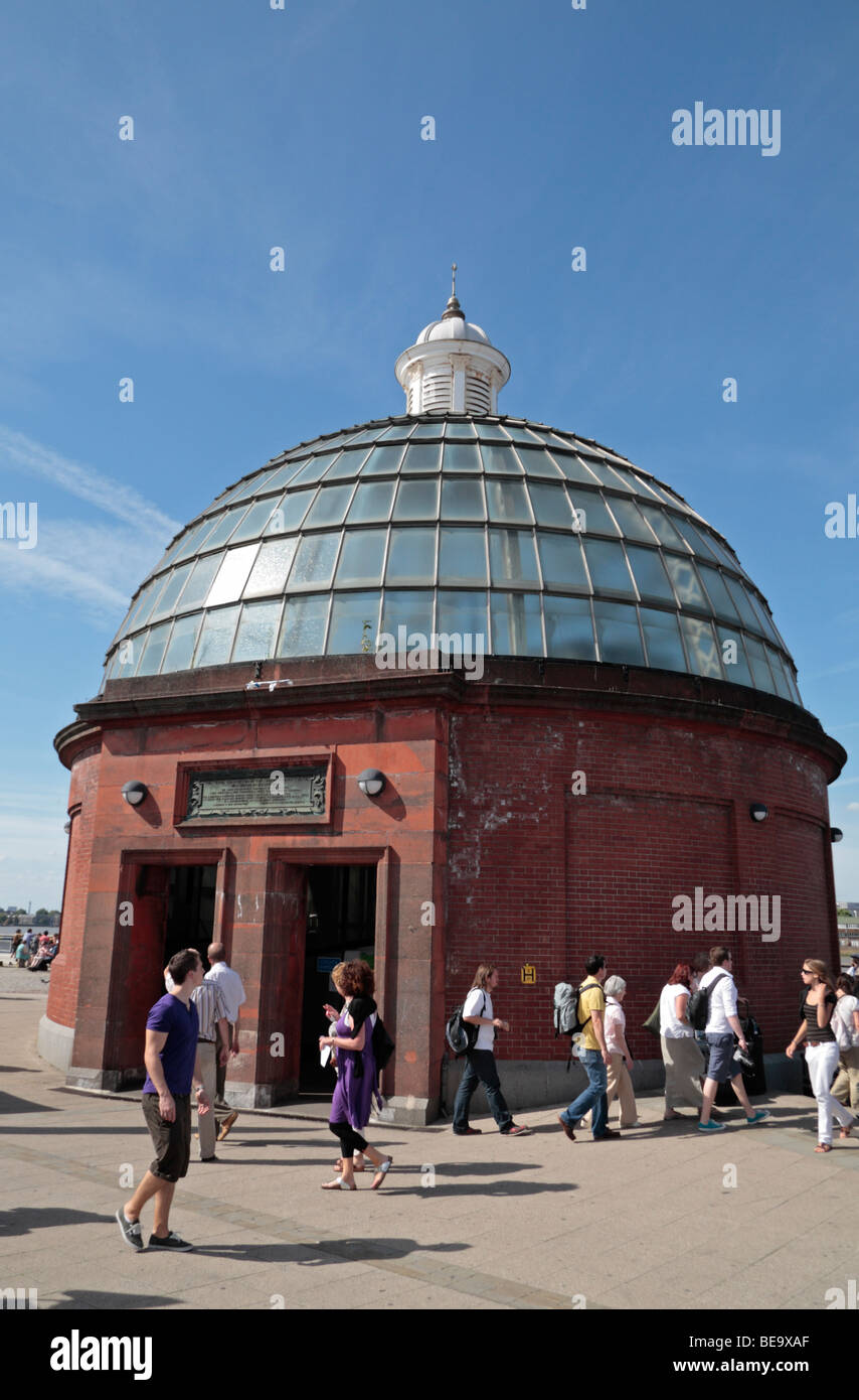 Verglaste Kuppel über dem Eingang zu den Greenwich foot Tunnel unter der Themse bei Stockfoto