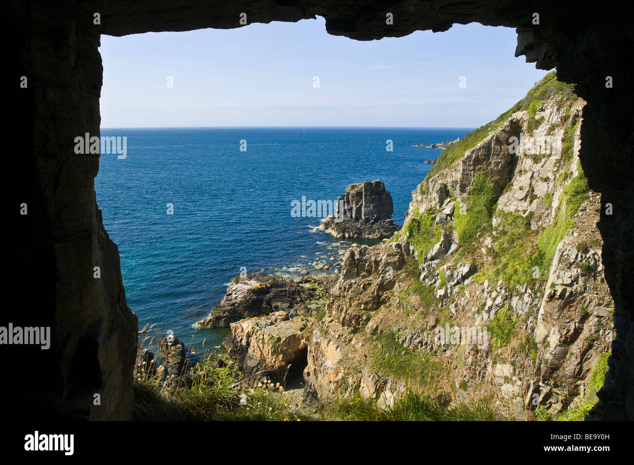 dh gemacht Fenster im Fels PORT DU MOULIN SARK Insel Mann Durchgang durchschneiden Seacliff rock Stockfoto