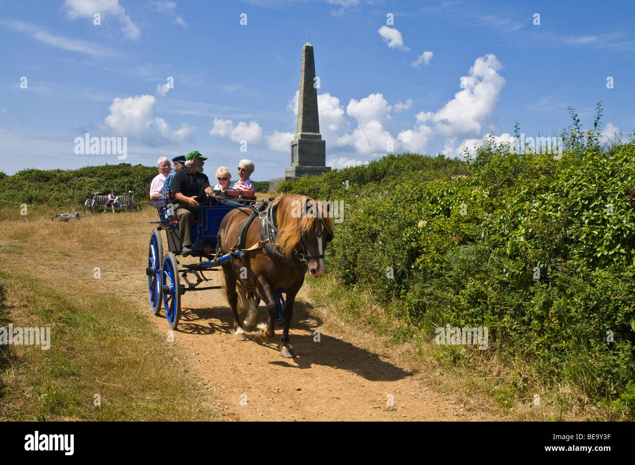 dh trap PILCHER Denkmal SARK Inseltouristen sightseeing bespannten Wagen und Schiffbruch Denkmal pony Stockfoto