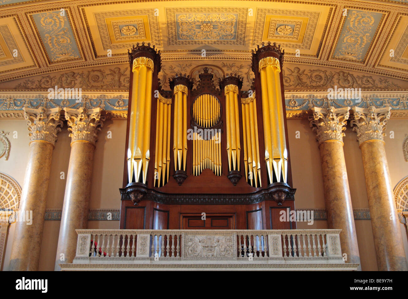 Die Orgel, entworfen von Samuel Green, über dem Eingang zum St. Peter & St Paul Chapel, Greenwich, London, UK. Stockfoto