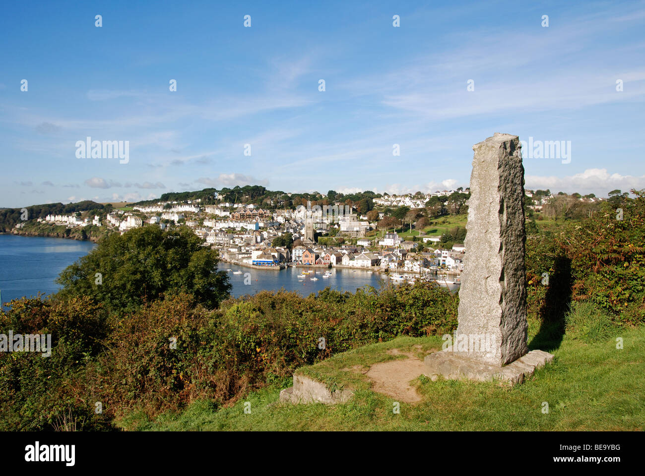 Das Denkmal für "Sir Arthur T wichtige Couch" auf dem "Hall-Walk" mit Blick auf die Stadt von Fowey in Cornwall, Großbritannien Stockfoto