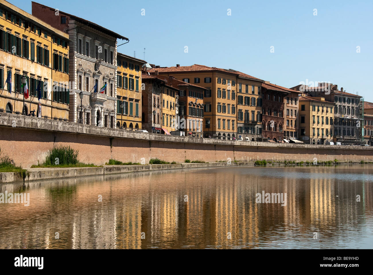 Die Palazzi am nördlichen Fluss entlang in Pisa Stockfoto