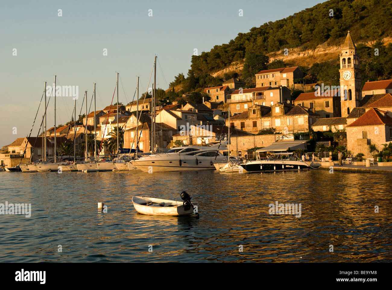 Kroatien; Hrvartska; Fernsehreihe, Zentralkroatien, Kut, charter-Segel und macht Yacht gefesselt im Wasser vor der Altstadt Stockfoto