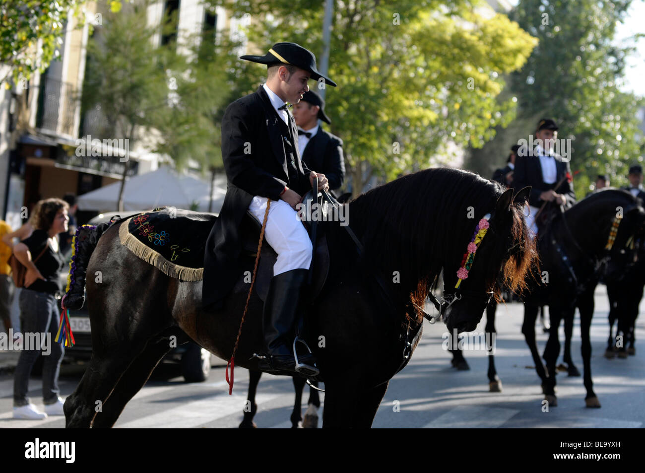 Montierten "Caixa" sitzt rittlings auf seinem schwarzen Hengst in einer Parade in Mahon, Hauptstadt von Menorca, während die größte jährliche fiesta Stockfoto