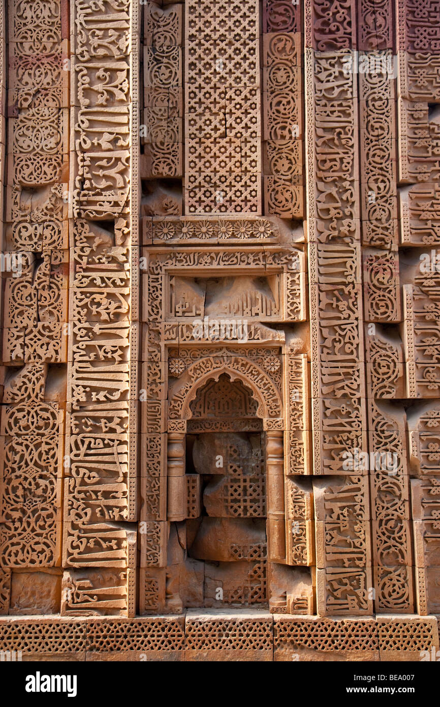 Arabische Inschrift auf einer Mirhab am Qutb Minar in Delhi Indien Stockfoto