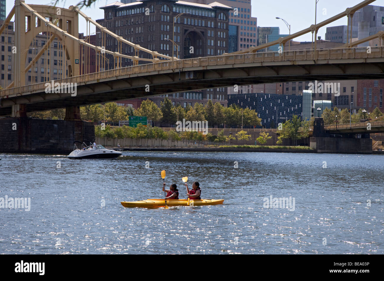 Pittsburgh, Pennsylvania - Kajakfahrer auf dem Allegheny River nahe der Innenstadt von Pittsburgh. Stockfoto