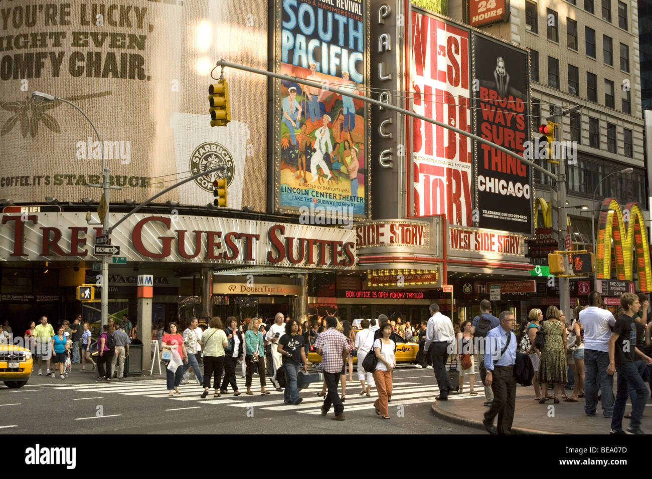 Der TImes Square Gegend von New York CIty ist Tag und Nacht überfüllt mit Touristen. Stockfoto