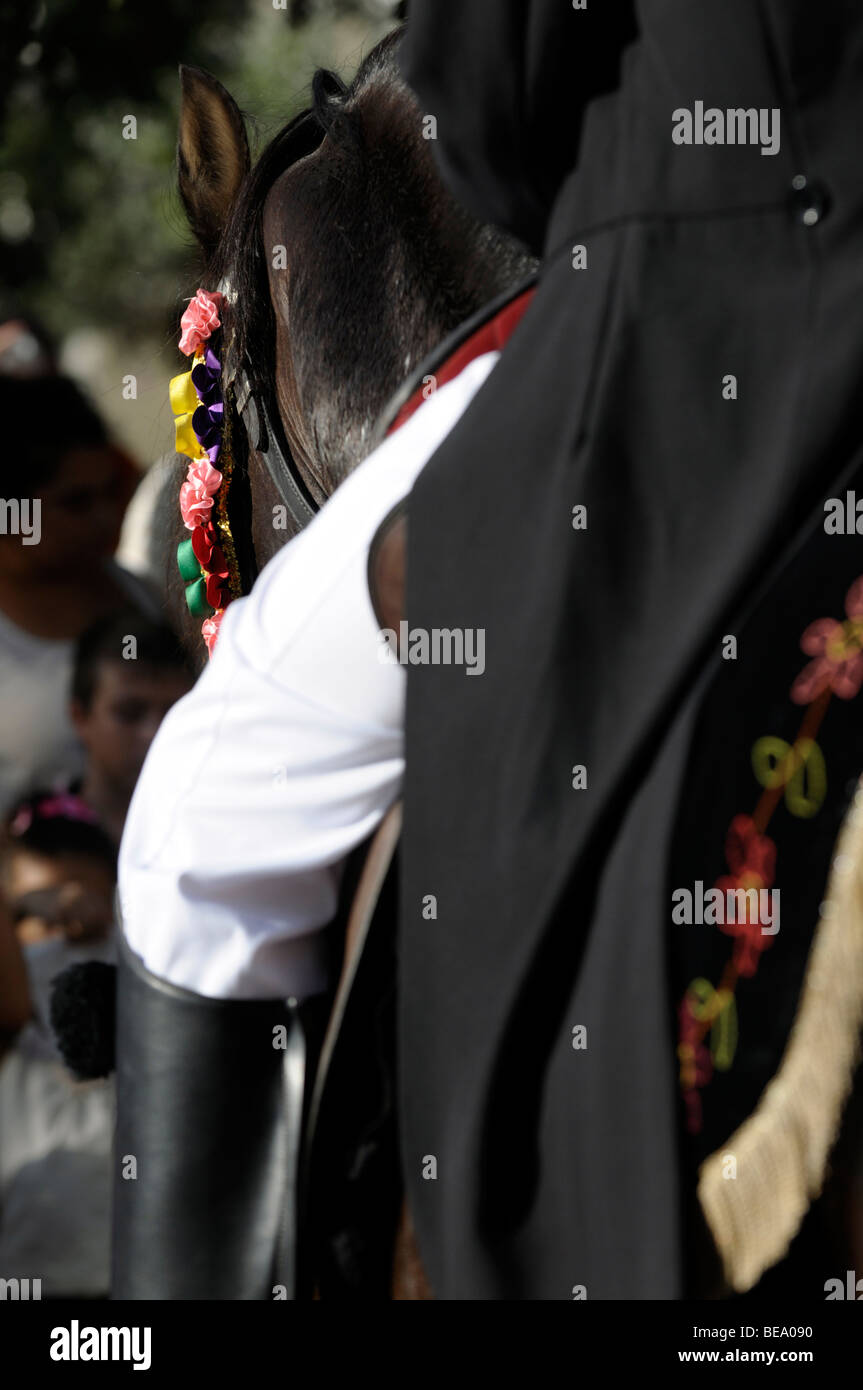 Nahaufnahme eines Fahrers Bein mit dem Fokus auf dem Pferd Zaumzeug und Dekoration, während Mare de Deu Gràcia Festival Prozession. Stockfoto