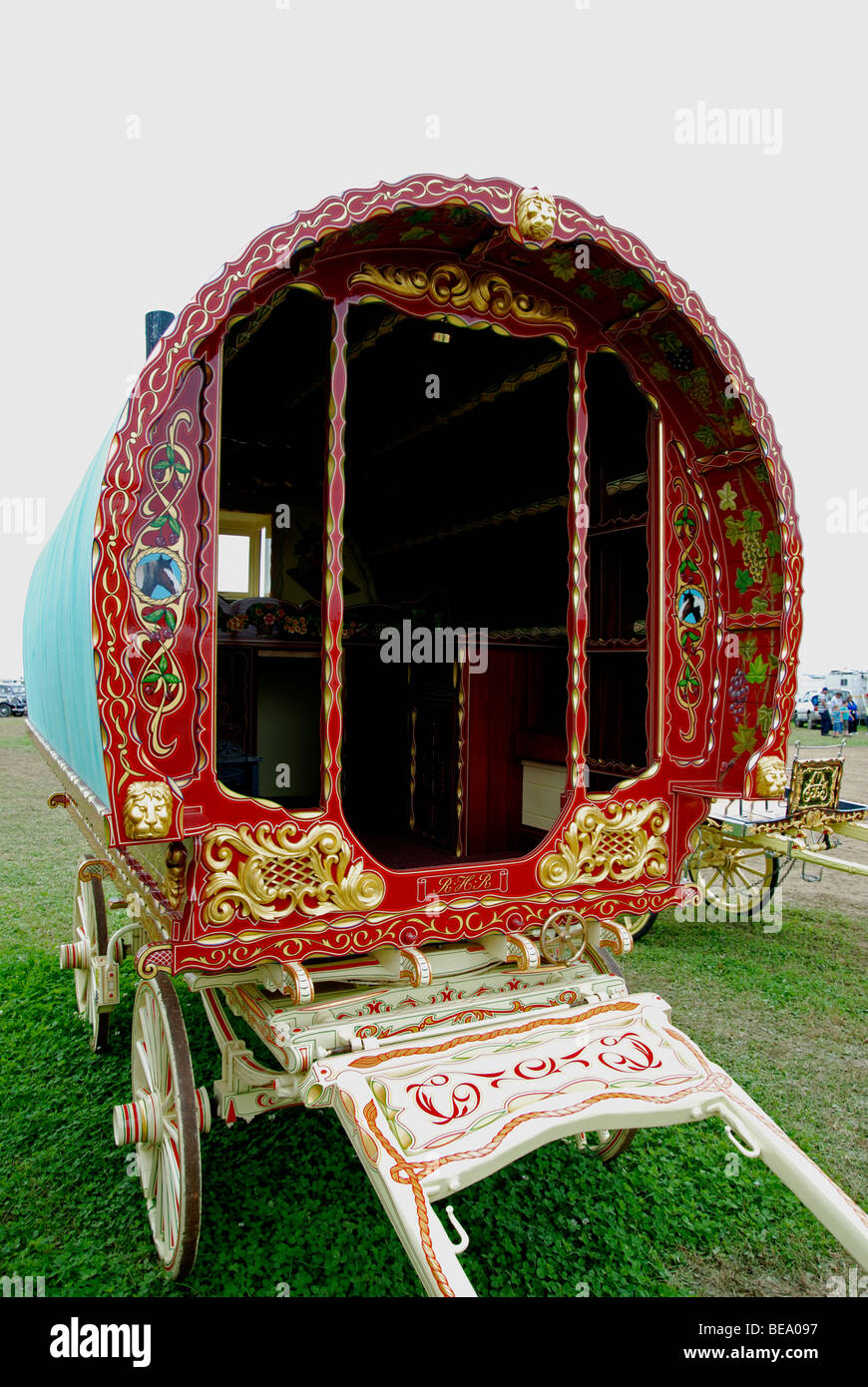 eine traditionell eingerichtete Zigeunerwagen auf einem Rummelplatz in Cornwall, Großbritannien Stockfoto