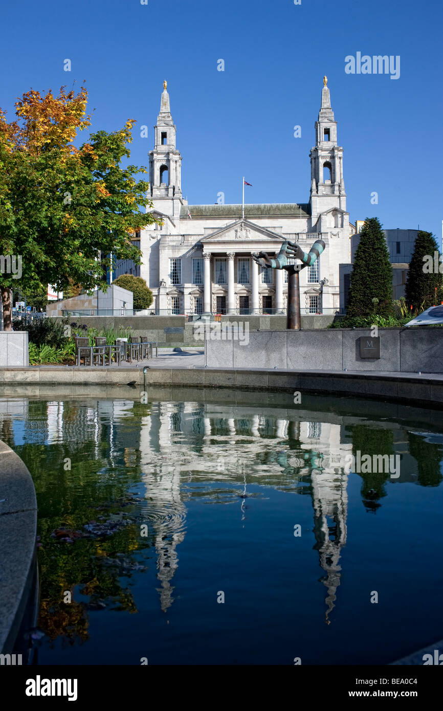 Leeds Civic Hall spiegelt sich in das Wasserspiel in der Nelson-Mandela-Garten, Leeds, West Yorkshire UK Stockfoto