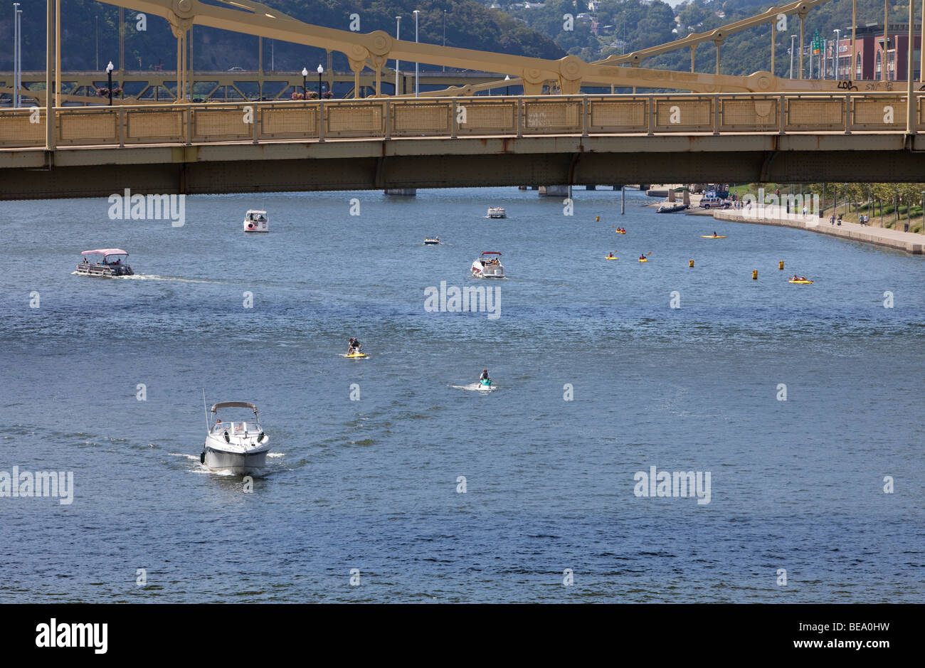 Bootsfahrer auf dem Allegheny River in Pittsburgh Stockfoto