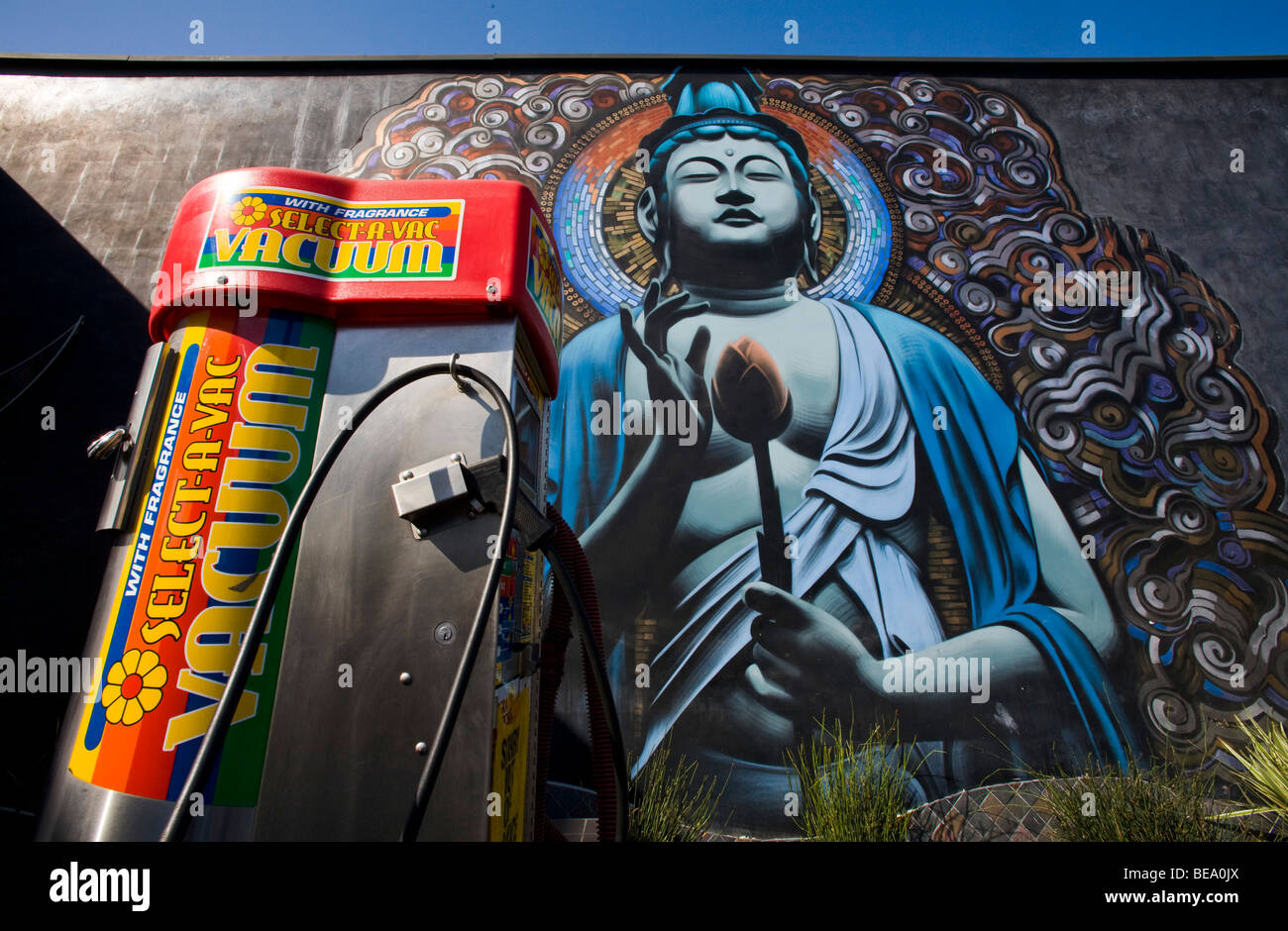 Ein Buddha Wandbild in einer Autowaschanlage auf Western Ave. Los Angeles, California, Vereinigte Staaten von Amerika Stockfoto