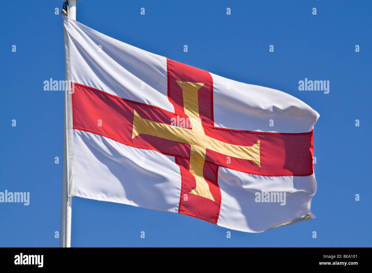 dh-FLAGGE GUERNSEY Offizielle Flagge der Regierung von Guernsey in Standardfarben Stockfoto
